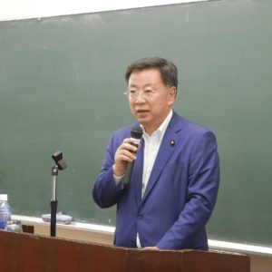 講演する松野元大臣